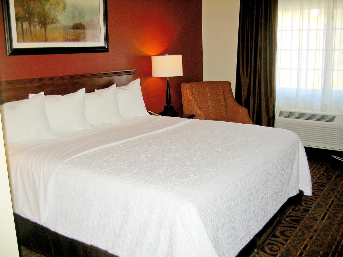 Savanna Inn & Suites Dış mekan fotoğraf